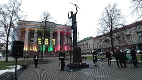 Gėlių padėjimo ceremonija prie Kovo 11-ajai skirto paminklo Nepriklausomybės aikštėje