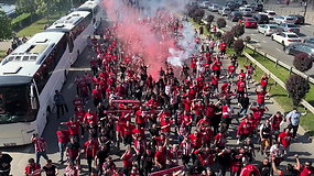 Kaune – raudona jūra: kelių tūkstančių Pirėjo „Olympiakos“ sirgalių eisena