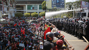 Protestuotojus Mianmare policija vaikė vandens patrankomis  ir apšaudė guminėmis kulkomis