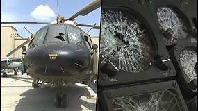 Talibai apžiūrėjo sunaikintus JAV sraigtasparnius –  išdaužyti langai, prakiurdytos šūviais padangos