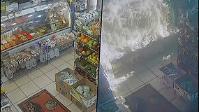 Vaizdo kameros užfiksavo šokiruojantį vaizdą – vyras į parduotuvę metė Molotovo kokteilį
