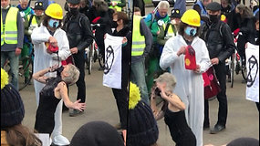 Dramatiškas vaizdas: Glazgo centre klimato aktyvistė išgėrė į naftą panašią medžiagą
