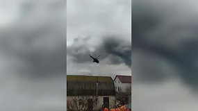 Ukrainiečiai dalinasi vaizdais: dešimtys Rusijos sraigtasparnių skrenda link oro uosto
