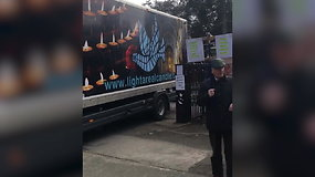 Dubline sunkvežimis rėžėsi į Rusijos ambasados vartus