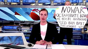 Rusijos televizijos eteryje pasirodė protestuotoja su plakatu prieš karą Ukrainoje