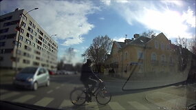 15min skaitytojas užfiksavo, kaip dviratininkas važiuoja per pėsčiųjų&nbsp;perėją kalbėdamas telefonu