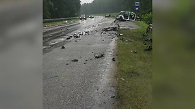Per avariją Varėnos rajone iškrito mašinos variklis