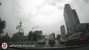 Pro BMW langą narkotikus i&scaron;metęs bėglys sulaikytas po avarijos