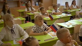 Gluminantys vaizdai iš Mariupolio mokyklų: vaikams į galvą kišama rusų propaganda