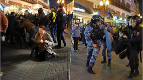 Protestai Rusijoje: plinta vaizdai, kaip prieš sulaikomus asmenis naudojamas smurtas