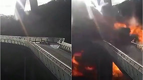 Liepsnos apėmė stiklinį pėsčiųjų tiltą Kyjivo centre – praeivis vos išvengė sprogimo