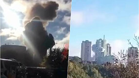 Ukrainiečiai užfiksavo, kaip Rusijos raketos smogia Kyjivo verslo centrui