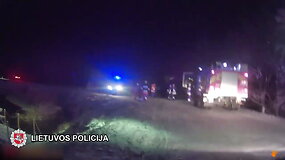 Teisės vairuoti neturinti moteris kelionę baigė tvenkinyje