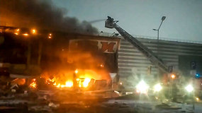 Gaisras nusiaubė netoli Maskvos esantį prekybos centrą „Mega Chimki“ – pastatas užsidegė ir iš dalies sugriuvo