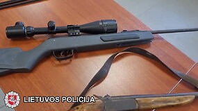 Policijos pareigūnų laimikis &ndash; ginklų arsenalas, &scaron;audmenys ir naminukės aparatas