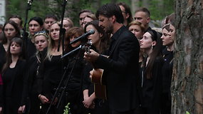 Prie Almos Adamkienės kapo – jautri Justino Jaručio ir jo sesers Andrės daina