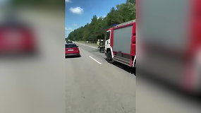 Kelionėje tarp Vilniaus ir Kauno užsiliepsnojo BMW