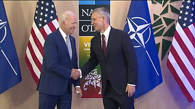 Susitikimas iš arti: J.Bidenas spaudžia ranką NATO vadovui J.Stoltenbergui
