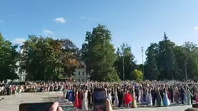 Šimtai lenkų abiturientų šoka polonezą Katedros aikštėje