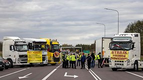 Lenkijos sunkvežimių vairuotojai protestuodami blokuoja Ukrainos pasienio punktus