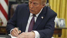Donaldas Trumpas toliau pasira&scaron;inėja įsakymus: bus i&scaron;slaptinama informacija