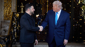 Trumpas Davose susitiko su Zelenskiu: visi nori, kad karas pasibaigtų