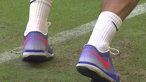 Parkritęs ant žolės Rogeris Federeris vis tiek sugebėjo atlikti smūgį