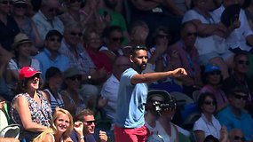 Fanai pagavo Rogerio Federerio nesėkmingai smūgiuotą kamuoliuką - Australian Open