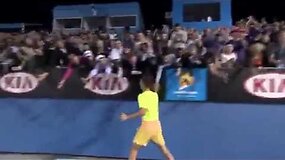 Thanasi Kokkinakis po pergalės prie&scaron; Ernestą Gulbį apibėgo garbės ratą