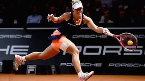 Caroline Wozniacki po trijų valandų kovos nugalėjo Simoną Halep ir pateko į finalą