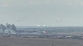 Ukrainiečių dronas smogė tiksliai: pamatykite, kaip ore užsidegė rusų sraigtasparnis Mi-28