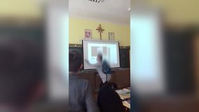 Vaizdelis iš mokyklos Lietuvoje: mokinė apstumdė mokytoją