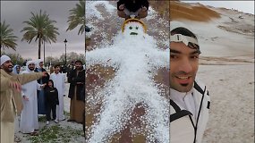 Nieko sau: po galingos krušos Jungtinių Arabų Emyratų gyventojai lipdė sniego senį