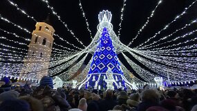 15/15: Sostinė ruo&scaron;iasi Kalėdoms: pasipuo&scaron; i&scaron;skirtine eglute, tačiau dauguma renginių &ndash; at&scaron;aukiami