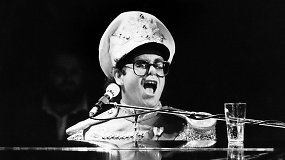 Eltonas Johnas švenčia 70-ąjį gimtadienį – akimirkos iš jo muzikinės karjeros
