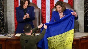 V.Zelenskis ir JAV Atstovų Rūmų pirmininkė N.Pelosi apsikeitė valstybių vėliavomis