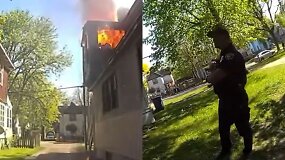 Nufilmuota: policininkas sugavo i&scaron; degančio namo metamą kūdikį
