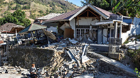 Indoneziją supurtęs smarkus žemės drebėjimas nusinešė 91 gyvybę