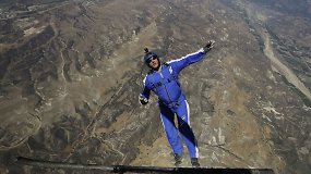 Nutrūktgalvis iš lėktuvo iššoko 7,6 km aukštyje – ir be parašiuto