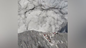 Pamatykite patys: alpinistai per plauką išvengė mirties netikėtai išsiveržus ugnikalniui