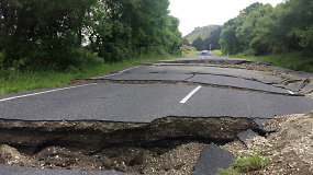 Žemės drebėjimų Naujojoje Zelandijoje padariniai – sugriauti namai, plyšiai keliuose