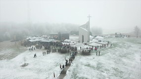 Kryžkalnyje atidengtas ir pašventintas Kęstučio apygardos partizanų Memorialas