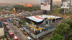 Nufilmuota, kaip per audrą Mumbajuje ant žmonių nugriuvo gigantiškas reklaminis stendas