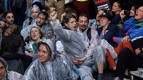 Paryžiuje ašarinėmis dujomis išvaikyti klimato protestuotojai: priešinosi naftos gigantei