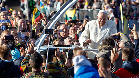 Tūkstantinė minia Kaune sutiko besišypsantį ir visus laiminantį popiežių