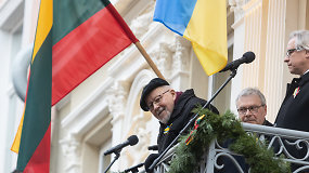 V.Landsbergis iš Signatarų namų balkono kritikavo Vakarus delsiant perduoti Ukrainai sunkiosios ginkluotės