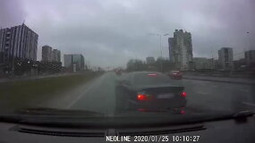 Nufilmuota, kaip agresyviai BMW vairuotojas atakavo jam neįtikusį automobilį