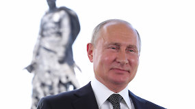 V.Putinas siekia išlikti valdžioje keisdamas Konstituciją: gyventojus bando papirkti lyderio įvaizdžiu