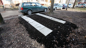 Žmonės pasipiktinę kaimyno savivale įsirengiant vietą automobiliui