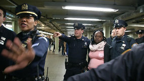 Niujorke žuvo ant bėgių prieš atvažiuojantį traukinį nustumta moteris